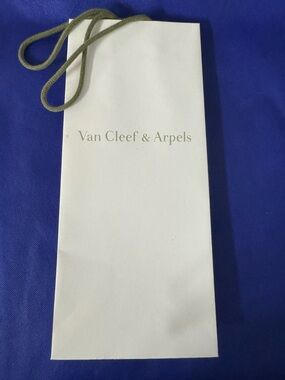 Van Cleef & Arpels 💯% Authentic iconic luxury paper shopping bag Ideal for gifts